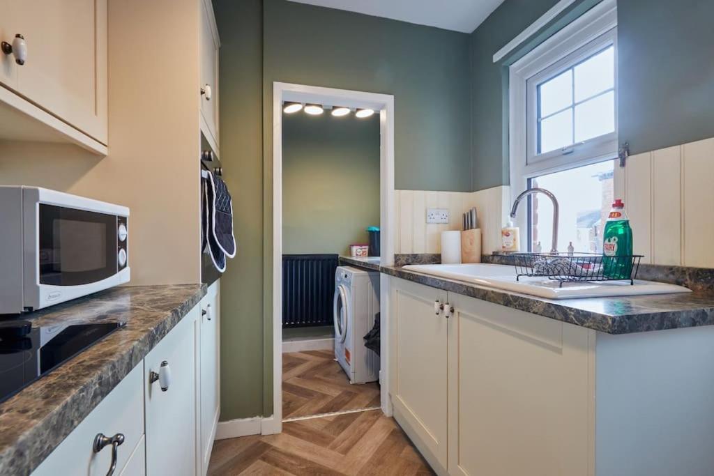 Cosy 3-Bedroom House In Seaham - Street Parking Buitenkant foto