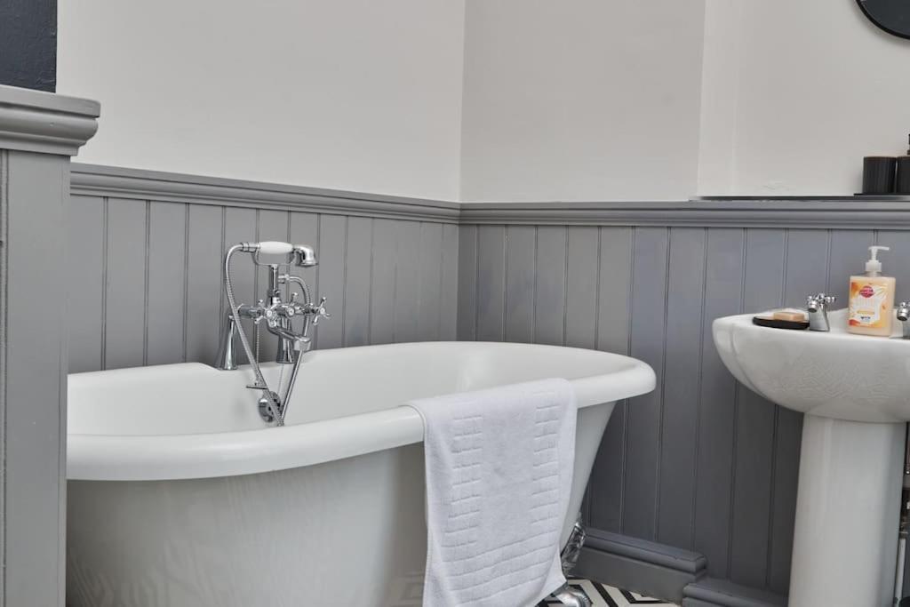 Cosy 3-Bedroom House In Seaham - Street Parking Buitenkant foto