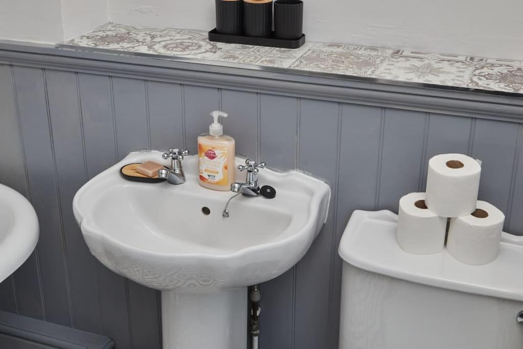 Cosy 3-Bedroom House In Seaham - Street Parking Buitenkant foto